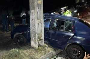 masina stalp accident noapte e1671566901956 - Argeș: A intrat cu mașina într-un stâlp! O victimă este încarcerată!