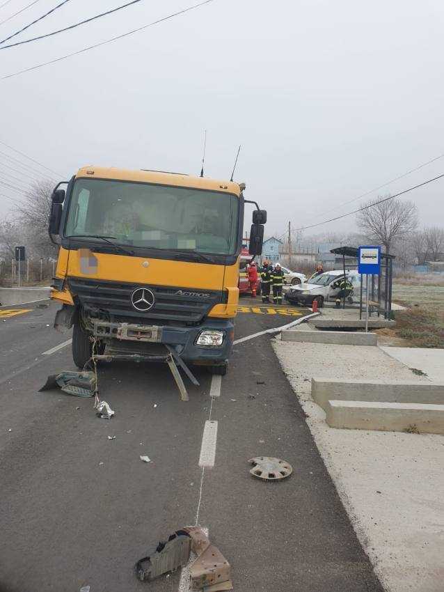accident buzoiesti2 - Impact între un autoturism și o autoutilitară! Un bărbat a ajuns la spital