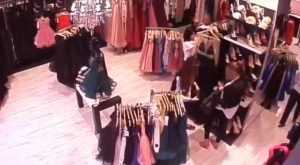 magazin mall bacau - Tinerele din Argeș care au furat haine de 1.500 de lei - reținute de polițiști