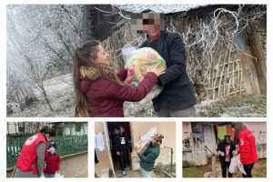 Familiile nevoiașe din Costești au primit pachete cu alimente 15 Costești