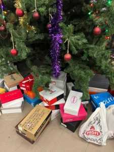 Jandarmii argeșeni au împodobit cu cadouri bradul copiilor din Hârsești 2 jandarmii daruri