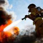 incendiu pompieri - Incendiu puternic într-o gospodărie din Bradu