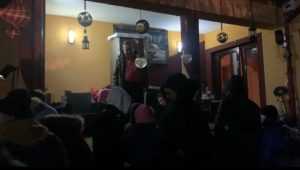 colindat - Tot satul pe strada, la colindat, în cartierul de vile!