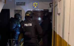 (VIDEO) Percheziție domiciliară la un bărbat din Mioveni! Deținea ilegal 350 de kilograme de articole pirotehnice! Incredibil! 12 perchezitie domiciliara - (VIDEO) Percheziție domiciliară la un bărbat din Mioveni! Deținea ilegal 350 de kilograme de articole pirotehnice! Incredibil!