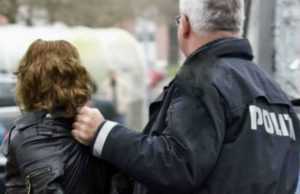 femeie arestata - Femeie din Argeș - prinsă în timp ce vindea 200 de kg de articole pirotehnice periculoase