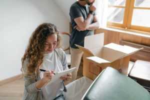 Vrei să îți meargă bine în 2023? Ce trebuie să arunci din casă 1 pexels ketut subiyanto 4245922 curatenie lucruri aruncate - Vrei să îți meargă bine în 2023? Ce trebuie să arunci din casă