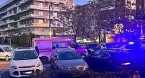 ambulanta - Tânără de 18 ani sub influența drogurilor – găsită dezbrăcată și cu sânge pe mâini în stradă!