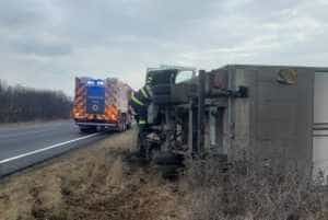 Accident pe DN 65! O autoutilitară s-a răsturnat 1 accident dn65 - Accident pe DN 65! O autoutilitară s-a răsturnat