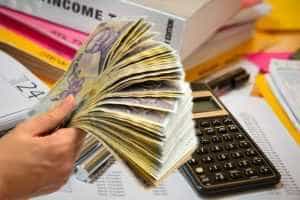 Angajații cu vechime de cel puțin doi ani vor avea salarii majorate 1 Salarii mai mari pentru romani in 2023 cu cat cresc de la 1 ianuarie bani - Angajații cu vechime de cel puțin doi ani vor avea salarii majorate