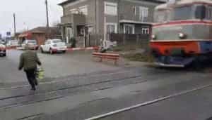 femeie lovita tren e1672948837438 - Femeie lovită de tren! Imagini filmate de un martor!