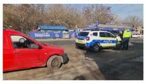 politie masina - Val de accidente în această dimineață! O mașină s-a răsturnat în Albota