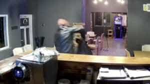 Trei bărbați au jefuit un bar, după ce o tânără de 19 ani le-a furnizat informații! 1 bar mascati furt jaf bataie - Trei bărbați au jefuit un bar, după ce o tânără de 19 ani le-a furnizat informații!