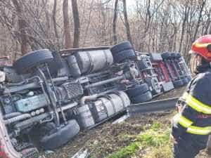 accident autotren rasturnat - ACUM! Accident rutier în Argeș! Un cap tractor cu remorcă s-a răsturnat!