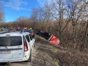 rasturnat accident autotren - ACUM! Accident rutier în Argeș! Un cap tractor cu remorcă s-a răsturnat!