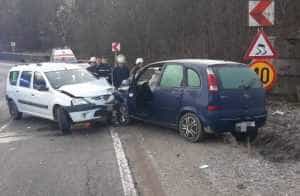 ACUM! Accident rutier cu 2 mașini în Argeș! 1 accident 2 masini - ACUM! Accident rutier cu 2 mașini în Argeș!