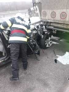 ACUM! Accident grav între o mașină și un camion în Argeș! O victimă încarcerată! 1 accident camion2 - ACUM! Accident grav între o mașină și un camion în Argeș! O victimă încarcerată!