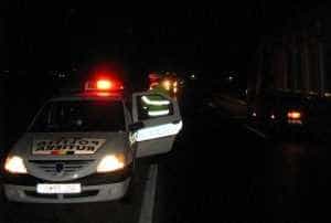 politia rutiera noaptea 600x450.jpg - Beat și fără permis, un tânăr de 16 ani a furat un tractor cu lemne și s-a oprit în curtea unei case