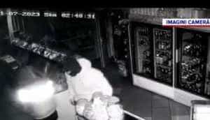 jaf magazin hoti spargere - Jaf de 10.000 de lei dintr-o benzinărie! Bărbatul este căutat!