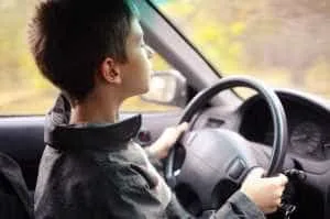 shutterstock copil la volan scaled 1 - Argeș: Patru copii au plecat cu mașina la furat! Șoferul, un minor de 14 ani, a fugit e poliție!
