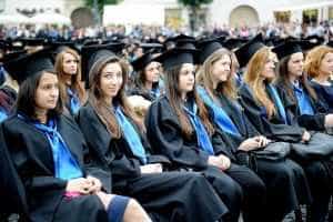 studenti absolventi - Mai puține locuri. Guvernul a aprobat domeniile şi programele de studii universitare de master acreditate