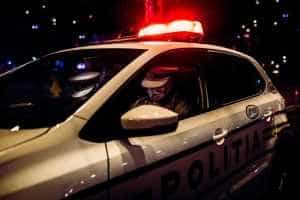Un tânăr de 18 ani a ameninţat că omoară clienţii unui local! Acum este cercetat penal! 1 politisti in masina politie noaptea - Un tânăr de 18 ani a ameninţat că omoară clienţii unui local! Acum este cercetat penal!
