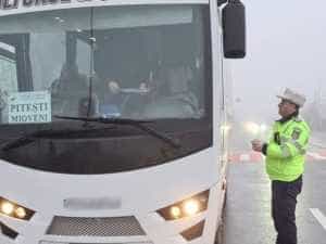 (VIDEO) Acțiune a polițiștilor argeșeni pentru verificarea transportului rutier de persoane! 1 ipj actiune - (VIDEO) Acțiune a polițiștilor argeșeni pentru verificarea transportului rutier de persoane!
