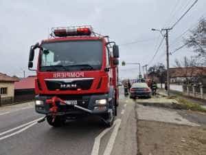Casă cuprinsă de flăcări într-o localitate din Argeș 1 mașina pompieri incendiu masina