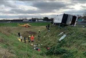 accident autocar - Autocar plin cu 56 de români - răsturnat! Mai multe victime, printre care 3 copii