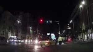 masina politie noapte intersectie - Șoferul unui BMW a lovit un pieton și era pe cale să omoare un polițist care dirija traficul!