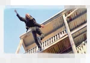 cazut aruncat etaj - Și-a aruncat soția de la etaj pentru că nu l-a așteptat cu masa pusă