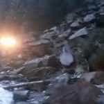 trafic blocat pietre trasfagarasan - Circulație blocată! Pietre căzute de pe versant, în zona localității Arefu!