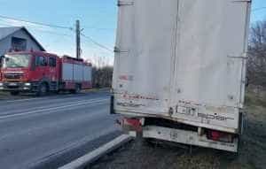 Accident în Argeș! Impact între trei autovehicule, printre care și un microbuz 1 accident moraresti - Accident în Argeș! Impact între trei autovehicule, printre care și un microbuz