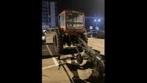 tractor - Doi bărbați au mers la mall cu tractorul și plugul! Erau beți criță!