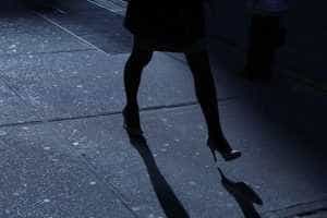 Tânără de 24 de ani, ameninţată cu un cuţit și violată! 1 femeie talharita noapte strada - Tânără de 24 de ani, ameninţată cu un cuţit și violată!