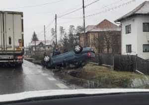 masina rasturnata - O mașină s-a răsturnat în Argeș! Două femei au avut nevoie de medici!