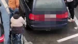 scaun cu rotile - Un bărbat se ridică din scaunul cu rotile şi începe să meargă! Filmarea este virală!