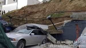 zid prabusit masini cluj 18822223 - Incident șocant! Un zid s-a prăbușit peste 6 mașini