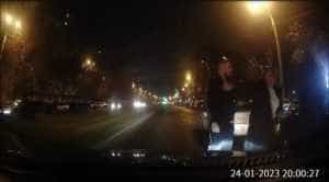 (VIDEO) Șofer bătut, scuipat și înjurat de un bărbat și o femeie! Agresorul fost reținut! 1 bataie trafic - (VIDEO) Șofer bătut, scuipat și înjurat de un bărbat și o femeie! Agresorul fost reținut!