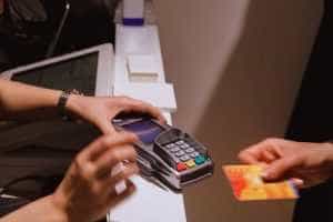 plata card - E oficial! Primul lanț de magazine care nu mai acceptă plata cash