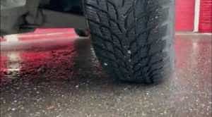 roata - Un bărbat a vandalizat 37 de mașini după ce nu a găsit loc de parcare