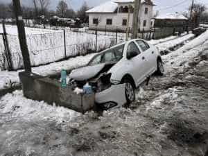 ACUM! O mașină a intrat într-o podișcă în Argeș! 1 accident - ACUM! O mașină a intrat într-o podișcă în Argeș!