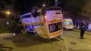 ambulanta lovita accident noapte - A intrat într-o ambulanță aflată în misiune și a proiectat-o într-un alt autoturism!