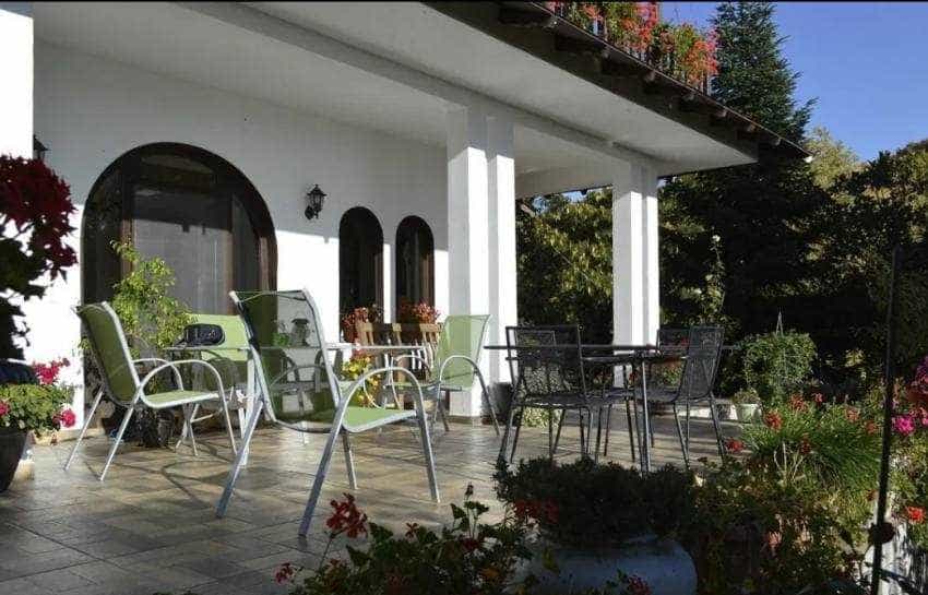 5,3 milioane euro – prețul de vânzare pentru o proprietate spectaculoasă din Topoloveni! 1 conac terasa - 5,3 milioane euro – prețul de vânzare pentru o proprietate spectaculoasă din Topoloveni!