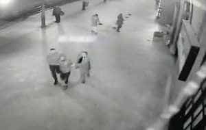 bataie gara - Un polițist a fost bătut în fața băiețelului său! A vrut să salveze o tânără agresată de 3 indivizi