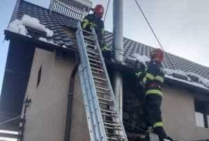 incendiu acoperis casa costesti - Acoperișul unei locuințe din Costești a luat foc!