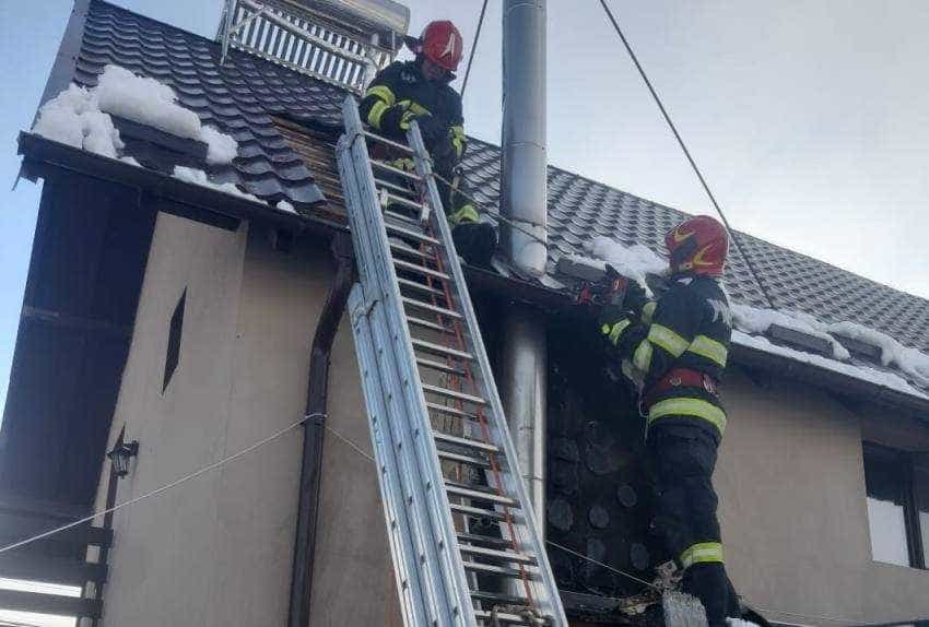 incendiu-acoperis-casa-costesti