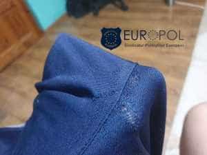Așa arată uniformele polițiștilor după o lună de utilizare: „Pantalonii s-au rupt, inscripţiile cu POLIȚIA s-au dezlipit” 25 uniforme politie 1 - Așa arată uniformele polițiștilor după o lună de utilizare: „Pantalonii s-au rupt, inscripţiile cu POLIȚIA s-au dezlipit”