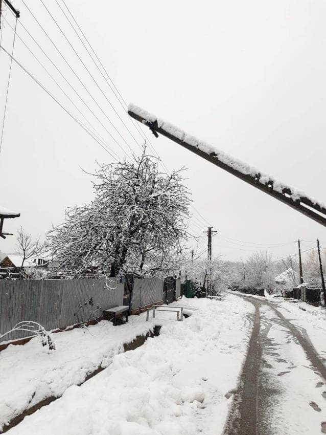 stalpi electirc cazuti ninsoare