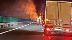 incendiu foc tir autostrada noapte - Un TIR încărcat cu 24 de tone de uree granulată a ars pe autostradă!