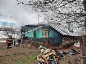 Sesizare de incendiu la o casă bătrânească din Argeș! Arde acoperișul! 1 incendiu casa